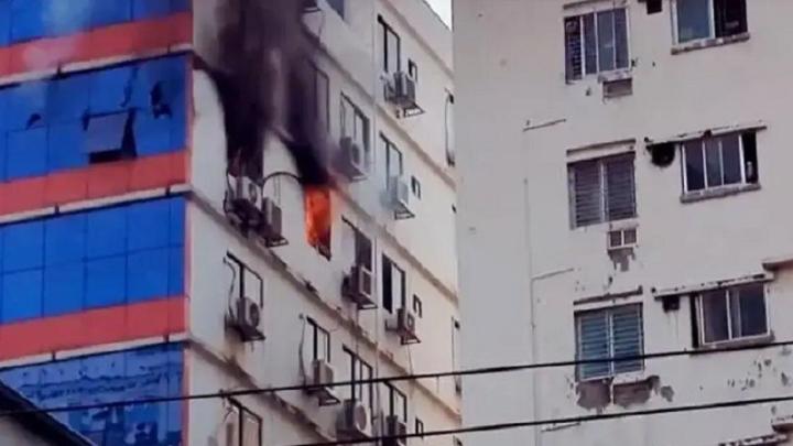 রাজধানীর বিজয়নগরে বহুতল বাণিজ্যিক ভবনে আগুন
