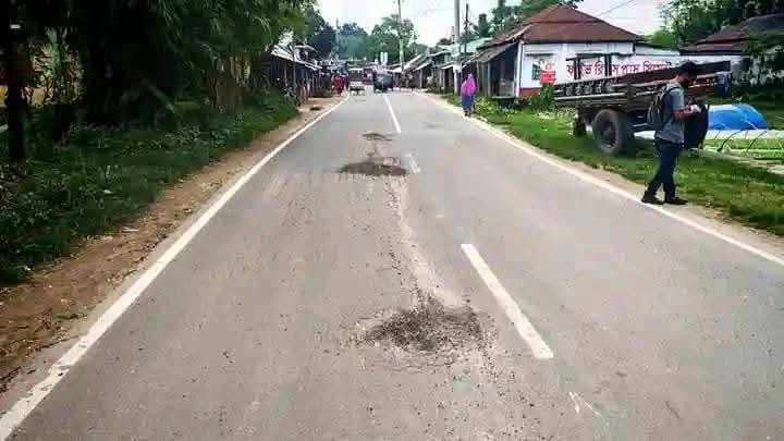 মেরামতের আড়াই মাসেই পিচ উঠে বেহাল দশা পাঁচবিবি-জয়পুরহাট মহাসড়ক