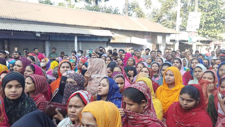 পোশাক কারখানা বন্ধের ঘোষণা, শ্রমিকদের বিক্ষোভ