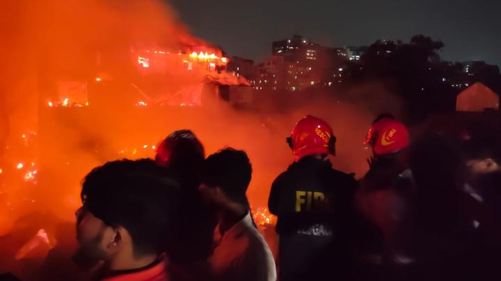 ৫ ঘণ্টা পর কড়াইল বস্তির আগুন নিয়ন্ত্রণে