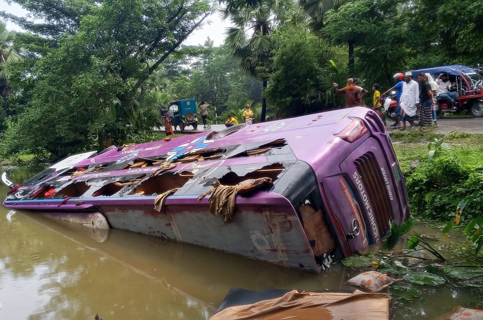 পটুয়াখালী-কুয়াকাটা মহাসড়কে নিয়ন্ত্রণ হারিয়ে খাদে আইকনিক পরিবহনের স্লিপার বাস, আহত ৬