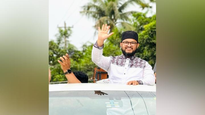 ২১ দফা ইশতেহার নিয়ে ভোটারদের দ্বারে দ্বারে ঘুরছেন ওমর আলী রাজ