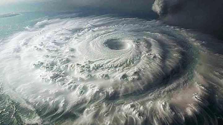 ধেয়ে আসছে ঘূর্ণিঝড় ‘ডিটওয়াহ’, গভীর সাগরে যেতে মানা