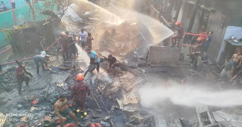 ঝালকাঠি শহরে অগ্নিকাণ্ডে ১০টি বসতঘর ভস্মীভূত