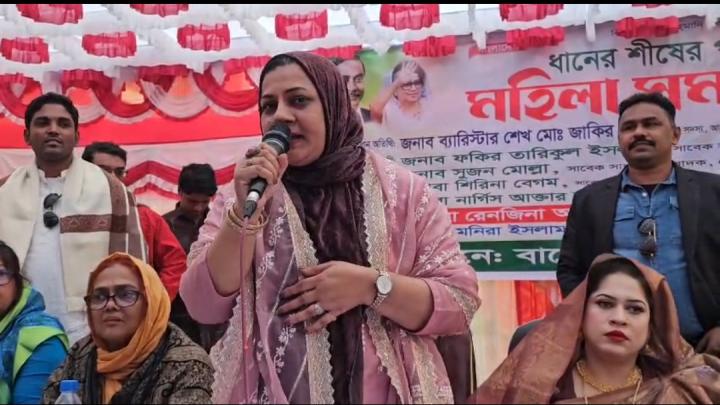 বাগেরহাটে সেলাই মেশিন ও বৃত্তি প্রদান করলেন পাইলট রেনজিনা আহমেদ প্রিয়াঙ্কা