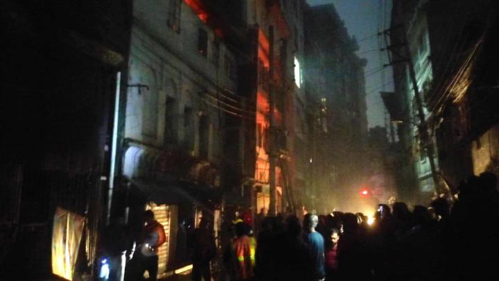 মোহাম্মদপুরের পর এবার চকবাজারে আগুন, নিয়ন্ত্রণে ৭ ইউনিট