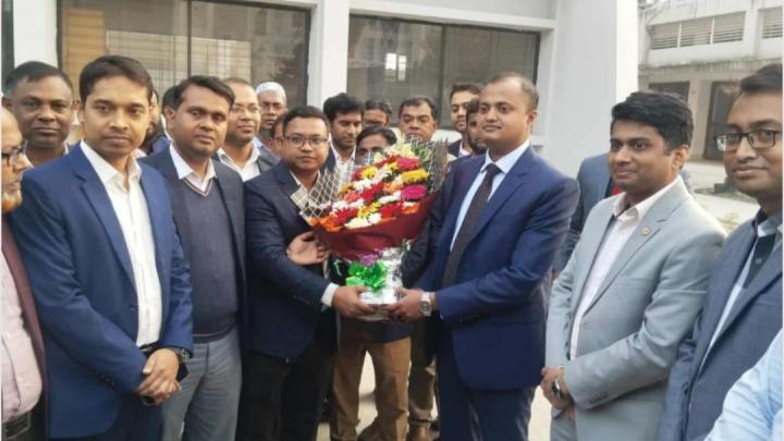 বোয়ালমারীতে নবাগত নির্বাহী কর্মকর্তাকে ফুল দিয়ে শুভেচ্ছা জানান সরকারি কর্মকর্তাগণ