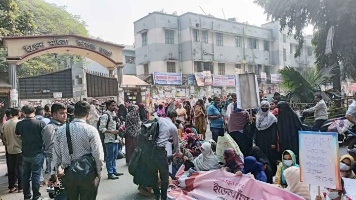 স্বাতন্ত্র্য রক্ষার দাবিতে ইডেন মহিলা কলেজ শিক্ষার্থীদের সড়ক অবরোধ