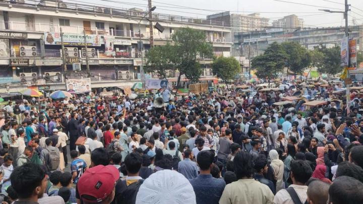 ঢাকা কলেজের সামনে সড়ক অবরোধ, তীব্র যানজট নিউমার্কেটের সড়কে