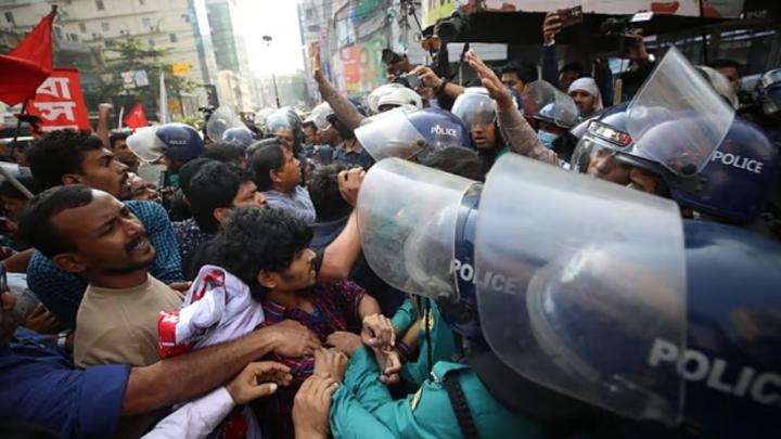 বাম জোটের যমুনা ঘেরাও কর্মসূচিতে পুলিশের লাঠিচার্জ, আহত ১২