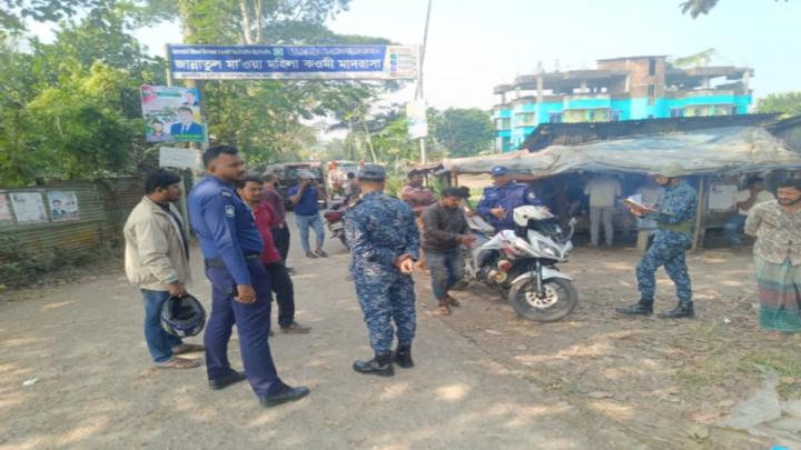 আমতলীতে নৌবাহিনী ও পুলিশের যৌথ চেকপোস্ট অভিযান