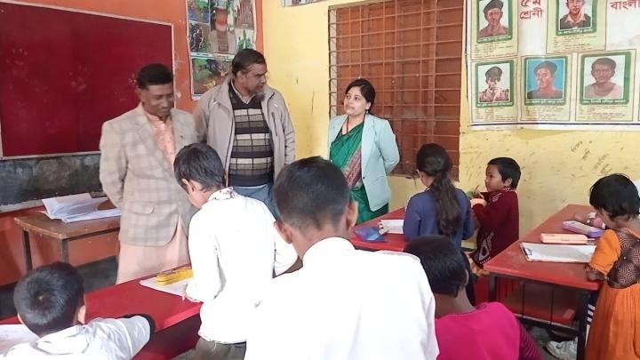 শেরপুরের শ্রীবরদীতে বিদ্যালয় বন্ধ থাকায় তালা ভেঙে পরীক্ষা নিলেন ইউএনও