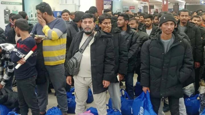 লি‌বিয়া থে‌কে দে‌শে ফির‌লেন আরো ৩১০ বাংলাদেশি