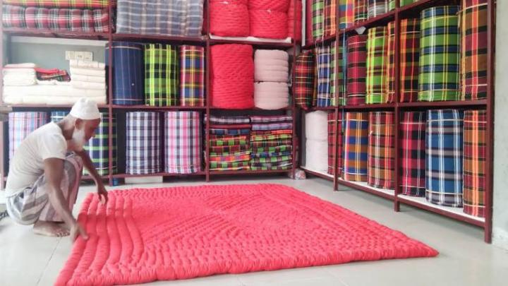 শেরপুরে লেপ-তোষকের দোকানে ভিড়, বেড়েছে উপকরণ ও কারিগরদের মজুরি