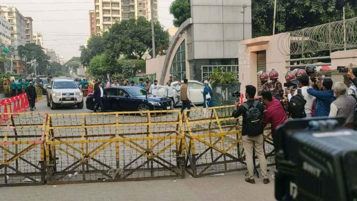 খালেদা জিয়াকে দেখতে হাসপাতালে পুত্রবধূ জুবাইদা রহমান