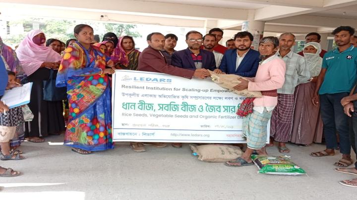 কয়রায় প্রন্তিক কৃষকদের মাঝে বীজ সার  বিতরণ