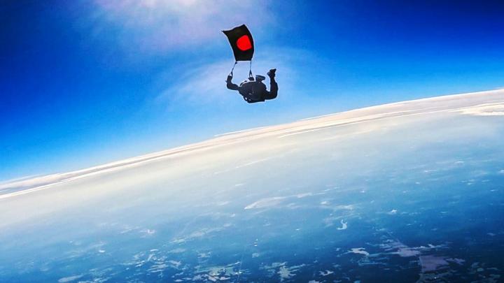 বিজয় দিবসে সর্বাধিক পতাকা হাতে প্যারাস্যুটিং, বিশ্বরেকর্ড গড়ার প্রত্যয় বাংলাদেশের