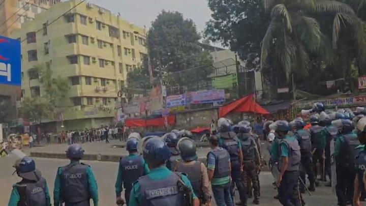 সাউন্ড গ্রেনেড-টিয়ারশেলে নিয়ন্ত্রণে এলো দুই কলেজ শিক্ষার্থীদের সংঘর্ষ