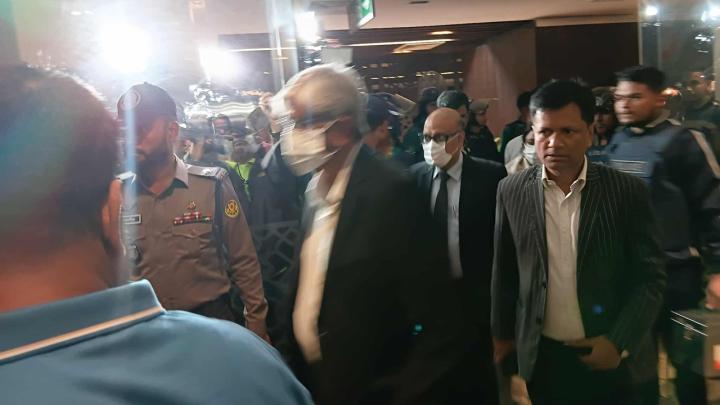 পুলিশি নিরাপত্তায় সচিবালয় ছাড়লেন অর্থ উপদেষ্টা