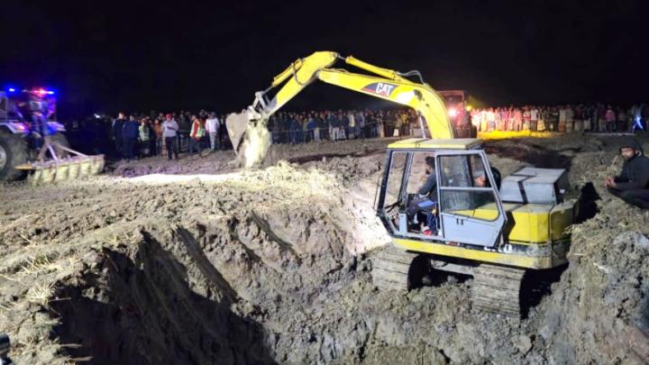 গভীর নলকূপের ৩০ ফুট গভীরে আটকা পড়েছে শিশু, চলছে উদ্ধারের চেষ্টা