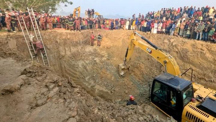 ৩০ ফুট খননেও সন্ধান নেই শিশুর, গভীরতা ১৫০ ফুটের বেশি