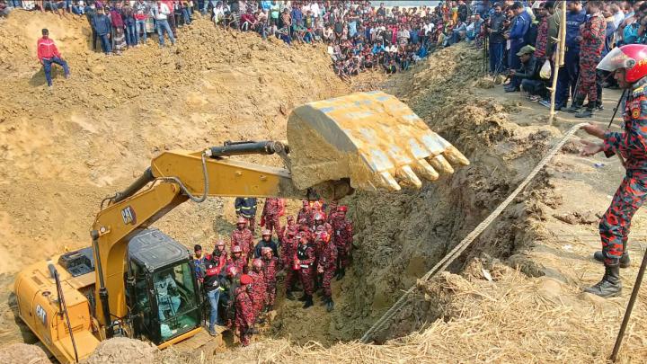 ২৭ ঘণ্টা ধরে উদ্ধারের চেষ্টা, ৪২ ফুট খুঁড়েও সন্ধান মেলেনি শিশুটির