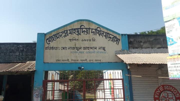 আমতলীতে ছাত্রীকে তুলে নিতে বাঁধা দেয়ায় মাদ্রাসা সুপারকে মারধর