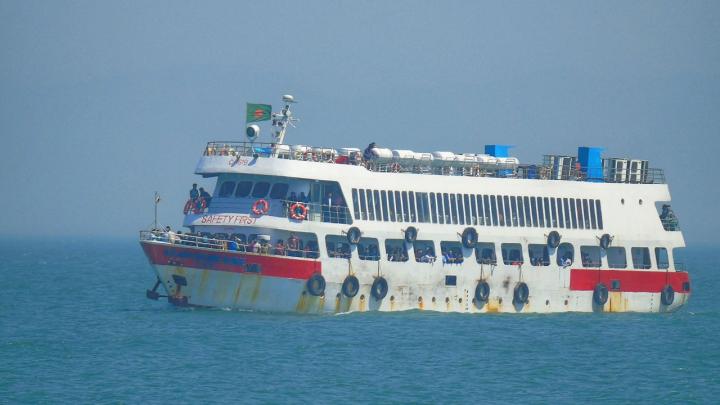 ৩ শতাধিক পর্যটকসহ সাগরে আটকে ছিল সেন্ট মার্টিন থেকে কক্সবাজারগামী জাহাজ