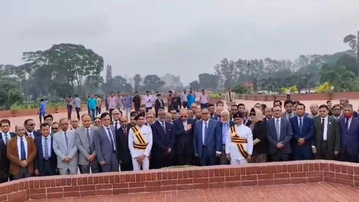 জাতীয় স্মৃতিসৌধে প্রধান বিচারপতির শ্রদ্ধা