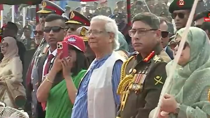 বিজয় দিবসে সশস্ত্র বাহিনীর অনুষ্ঠানে উপস্থিত প্রধান উপদেষ্টা