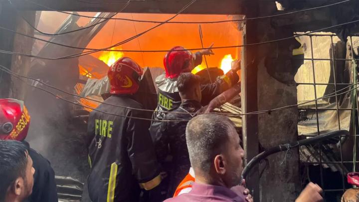 পুরান ঢাকায় ‘প্লাস্টিক কারখানা’য় আগুন, নিয়ন্ত্রণে ৬ ইউনিট