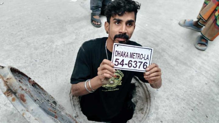 ওসমান হাদিকে গুলি : ব্যবহৃত মোটরসাইকেল ও ভুয়া নম্বর প্লেট উদ্ধার