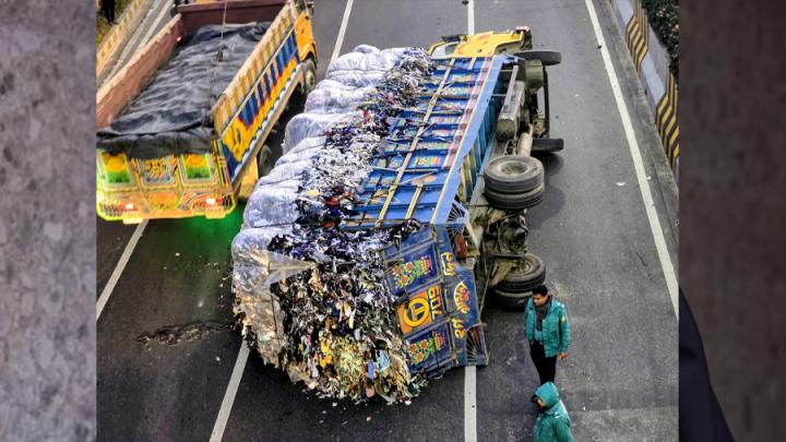 রাজধানীর নিকুঞ্জের সামনে ট্রাক উল্টে সড়কে তীব্র যানজট