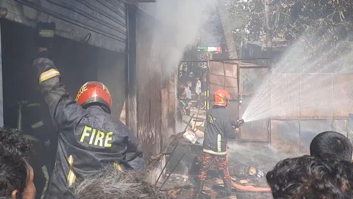 চট্টগ্রামের চকবাজার তেলিপট্টিতে আগুন