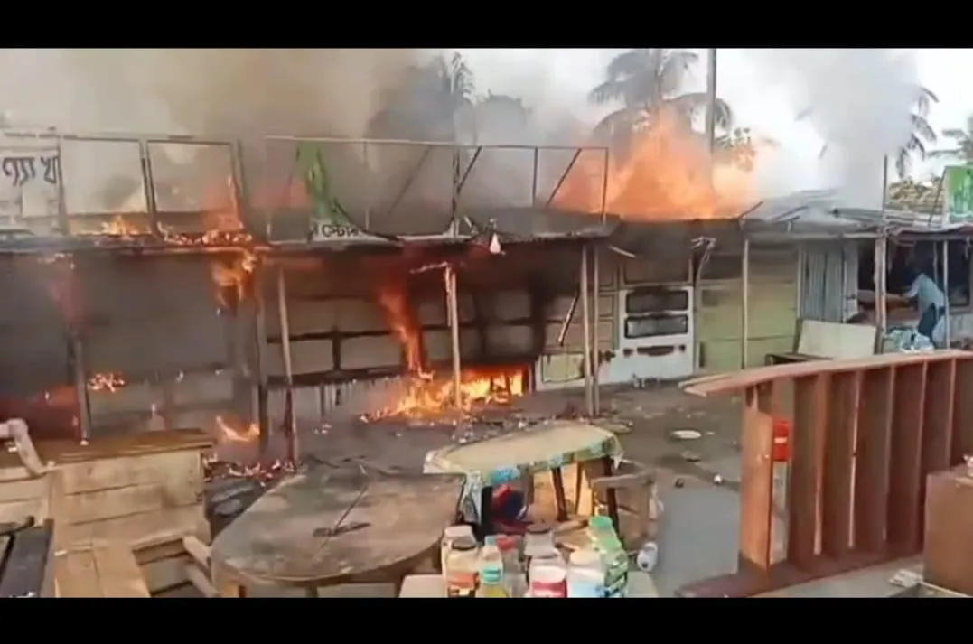কুয়াকাটায় আগুনে ভূস্মিভূত ৮ টি ব্যবসা প্রতিষ্ঠান