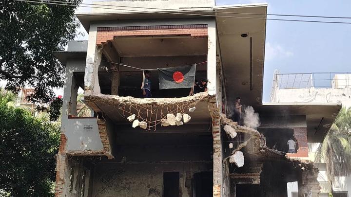 ‘ইনকিলাব জিন্দাবাদ’ স্লোগানে ধানমন্ডি ৩২-এ ভাঙচুর