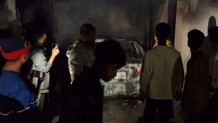 চট্টগ্রামে জাতীয় পার্টির সাবেক এমপি আনিসুল ইসলামের বাড়িতে আগুন