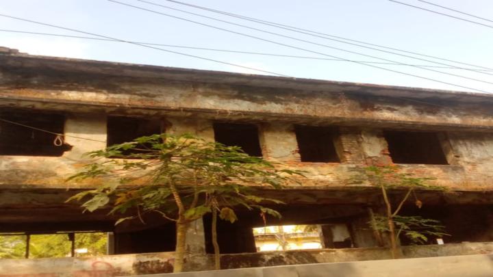 আদালতের সামনে অর্ধশত বছরের পরিত্যক্ত ভবন,যেকোনো সময় ঘটতে পারে দুর্ঘটনা