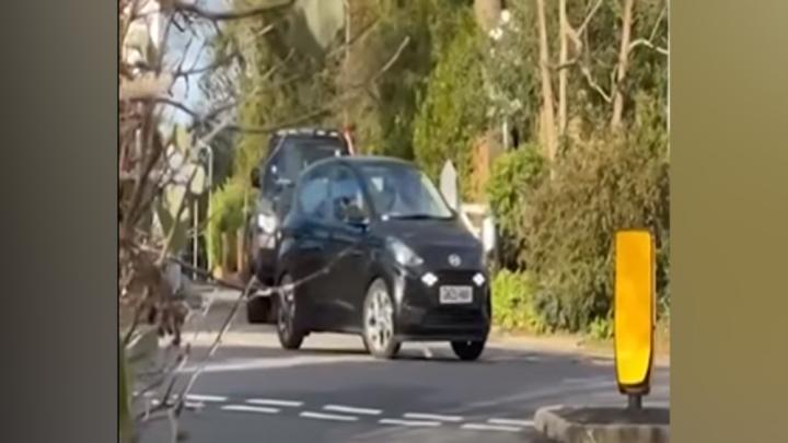 লন্ডনের হিথ্রো বিমানবন্দরের পথে তারেক রহমান