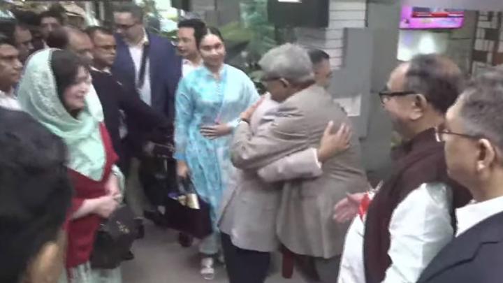 দেশে ফিরে মির্জা ফখরুলের সঙ্গে তারেক রহমানের প্রথম কোলাকুলি