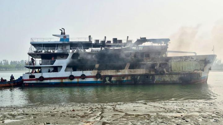 সেন্ট মার্টিনগামী জাহাজে আগুনের ঘটনায় ৫ সদস্যের তদন্ত কমিটি