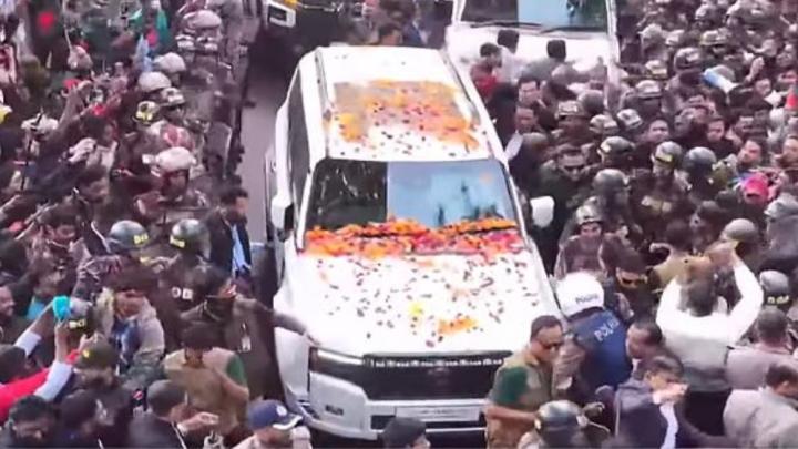 হাদির কবর জিয়ারতের পর নির্বাচন কমিশনের পথে তারেক রহমান