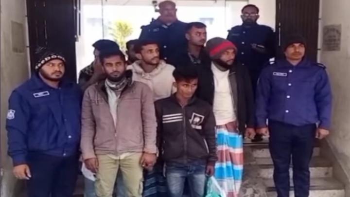 বোয়ালমারীতে যৌথবাহিনীর হাতে ৭ মাদককারবারী আটক