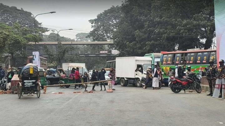 শাহবাগে যানচলাচল বন্ধ, ডাইভারশনে ধীরগতিতে চলছে গাড়ি