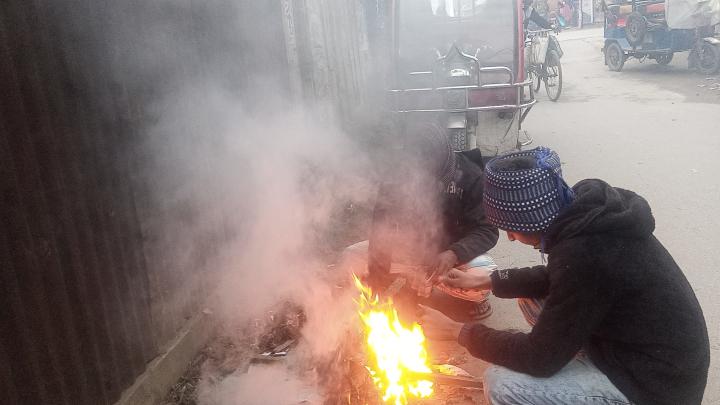 লালমনিরহাটে হাড়কাঁপানো শীতে খড়কুঠো  জ্বালিয়ে শীত নিবারনের চেষ্টা