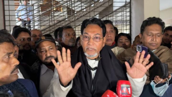 ইউএনওর অপসারণের দাবিতে পাথরঘাটায় বিএনপি প্রার্থীর নেতৃত্বে বিক্ষোভ