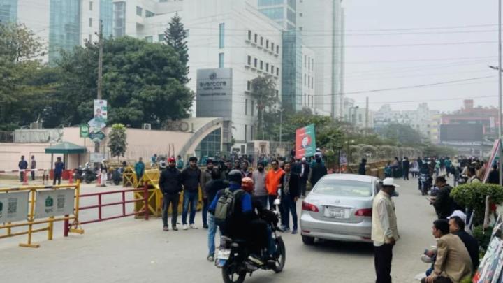 খালেদা জিয়ার মৃত্যুর খবরে এভারকেয়ারের সামনে নেতাকর্মীরা, সাধারণ মানুষ