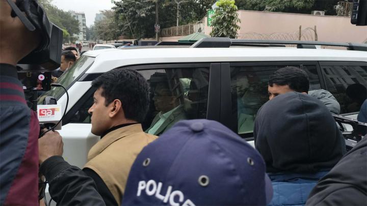 মায়ের মরদেহ দেখে হাসপাতাল ছাড়লেন বিষণ্ন তারেক রহমান