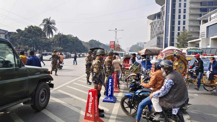 পথে পথে পুলিশ সেনা-বিজিবি মোতায়েন, আগারগাঁও থেকে যান চলাচল বন্ধ
