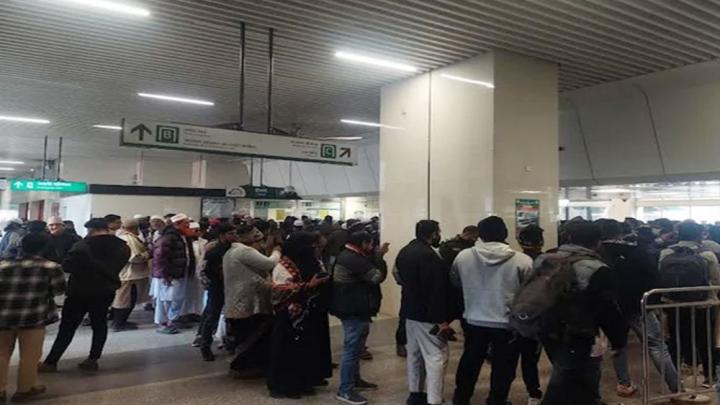 খালেদা জিয়ার জানাজায় অংশ নিতে মেট্রো স্টেশনগুলোতে উপচেপড়া ভিড়